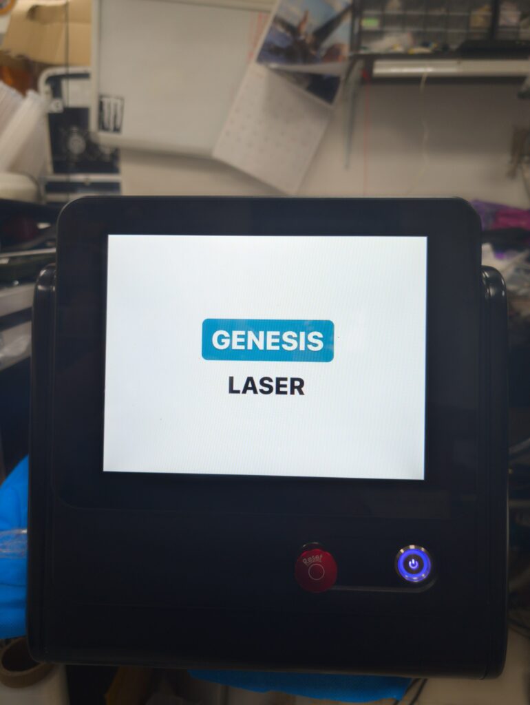 Дисплей лазерного аппарата Genesis Laser при диагностике в сервисе Medneo